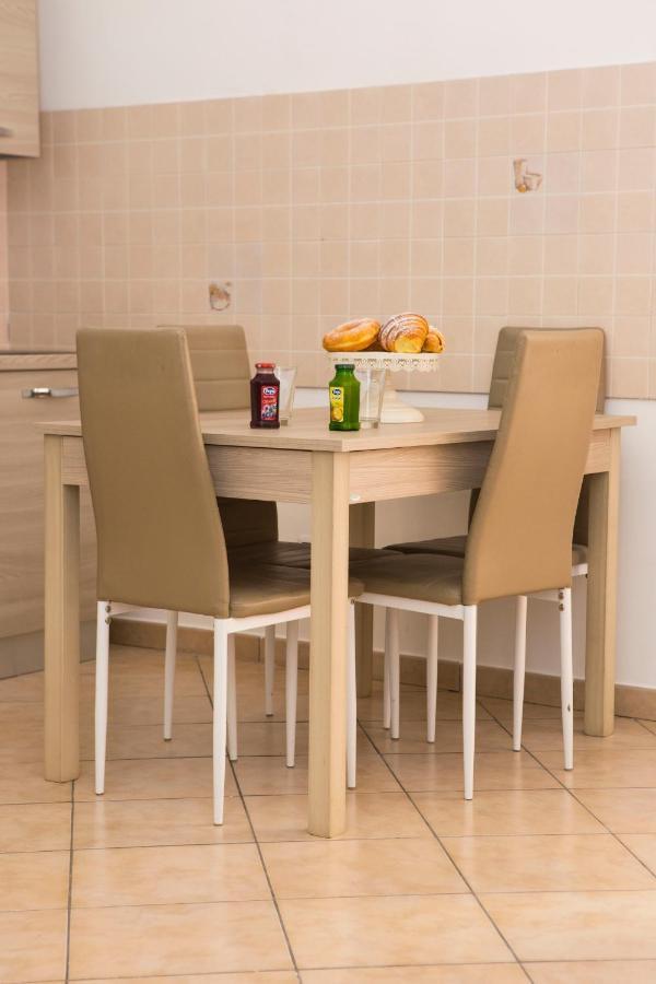 Airport House Apartment Наполи Екстериор снимка