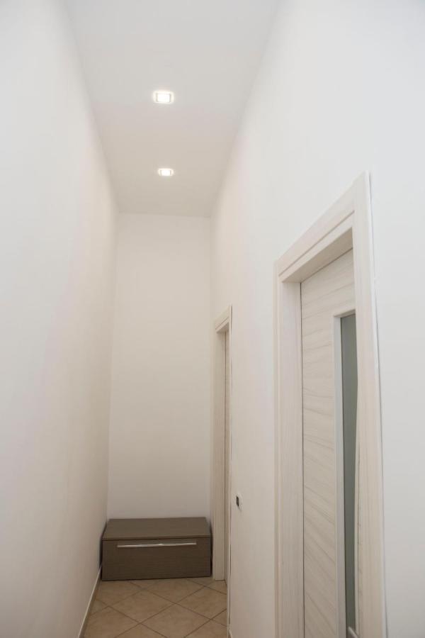 Airport House Apartment Наполи Екстериор снимка